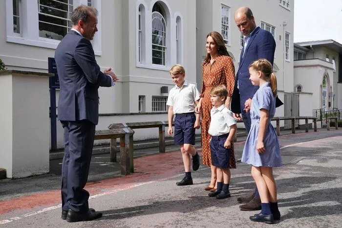 Die drei Sprösslinge der Cambridges, wie William und Kate nach ihren offiziellen Herzogstiteln auch genannt werden, werden von Jonathan Perry, Direktor der Lambrook School, in ihrer neuen Schule begrüßt