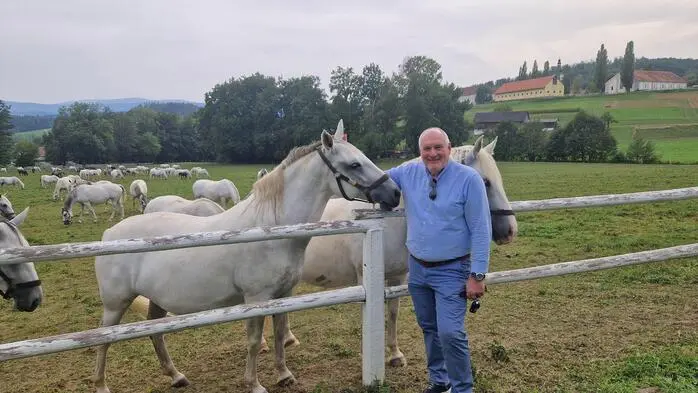 Gerhard Koch mit Stute Basowizza: „Das ist das erste Mal in meinem Leben, dass ich einen Lipizzaner streichle“