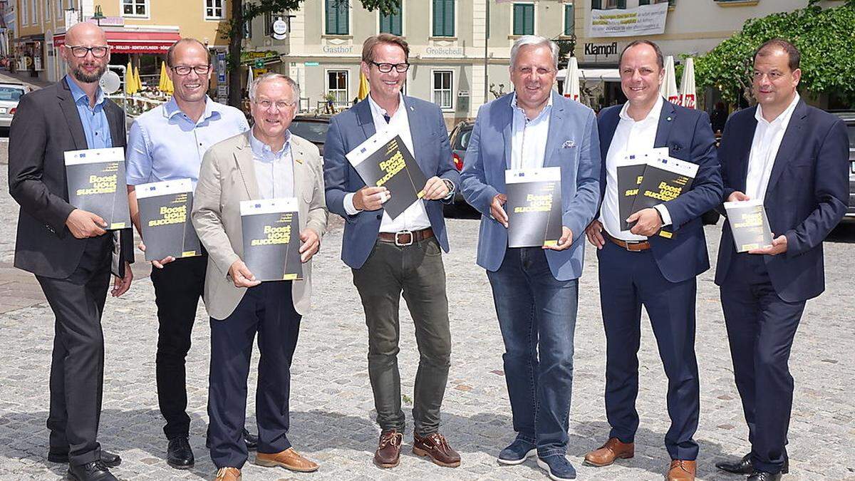 Christian Contola (TV Bad Radkersburg), Gerwald Hierzi (TIP Tourismus Gleisdorf), die Bürgermeister Josef Ober (Feldbach), Marcus Martschitsch (Hartberg), Werner Gutzwar (Fürstenfeld), Christoph Stark (Gleisdorf) sowie Regionalentwickler Wolfgang Weber