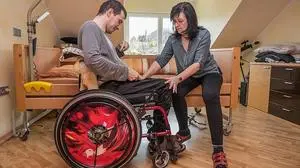 Margit Schranz pflegt ihren Sohn Roman