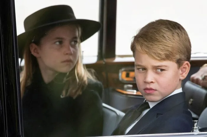 Die beiden älteren Kinder von Thronfolger Prinz William schlossen sich der Trauerprozession an, als der Sarg der Queen am Montag in die Westminster Abbey getragen wurde.