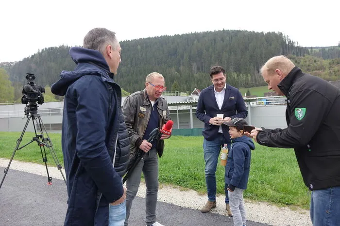 Wetterpauli Paul Prattes und vor allem sein Mikrophon werden bestaunt.
