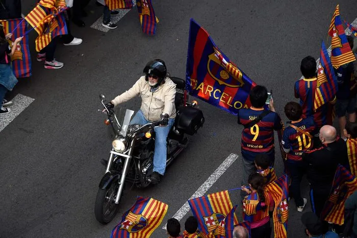 Das Team um Lionel Messi, Luis Suarez und den nach 22 Jahren scheidenden Kapitän Andres Iniesta brach am frühen Abend mit einem offenen Bus vom Hafen aus zu einer rund eineinhalbstündigen Tour durch die Stadt auf.