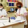 Stadtapotheken-Chefin Julia Horn (r.) mit einer Mitarbeiterin beim Einpacken der Gratis-Tests