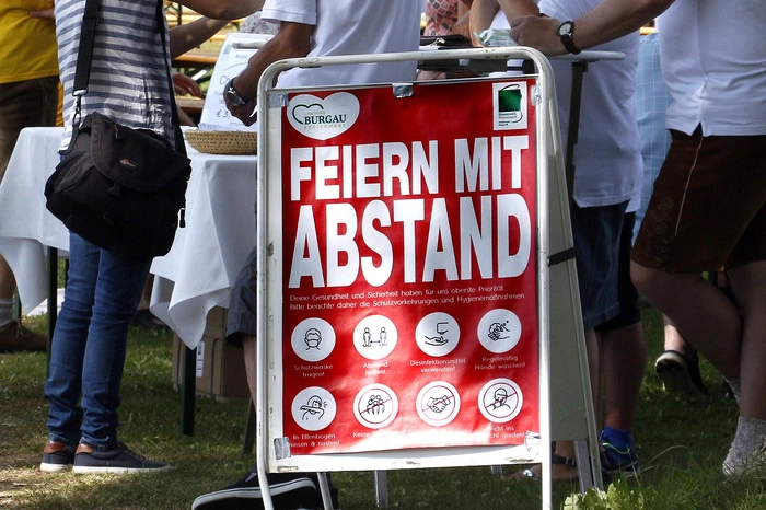 ...nach Covid 19 Sicherheitsmaßnahmen gefeiert.