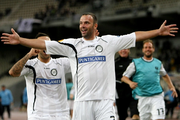 Der einzige Auswärtssieg in den letzten zehn Versuchen gelang ausgerechnet am Geburtstag von Ivica Vastic. Am 29. September 2011 trafen Thomas Burgstaller und Mario Haas bei AEK Athen spät und bescherten den Grazern einen 2:1-Auswärtserfolg.