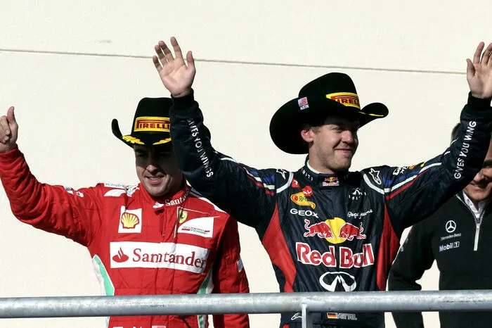 2012: Die Erfolgsgeschichte von Red Bull Racing ging weiter. Beim GP der USA in Austin reichte dem Team ein zweiter Platz von Sebastian Vettel hinter Lewis Hamilton, um den dritten Konstrukteurstitel zu feiern. Eine Woche darauf holte Vettel in Brasilien Fahrer-Titel Nummer drei.
