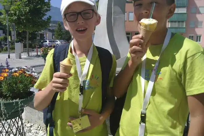 Alex aus Österreich mit seinem neuen Freund Matthias aus Estland beim Eis essen in Seeboden.