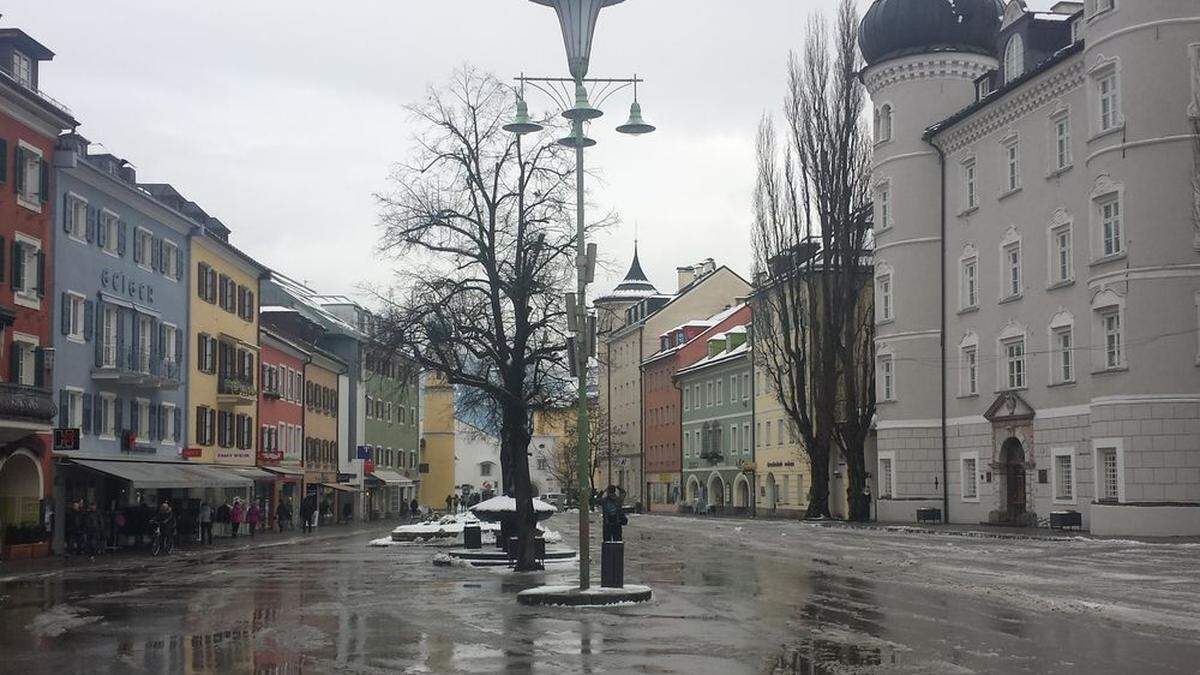 Der Lienzer Hauptplatz Montagmittag – autofrei; öde und fast menschenleer 