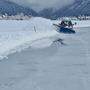 Eismeister Bernhard Jank räumt am Weißensee mit einem speziell angefertigten Schneepflug die Eisfläche 