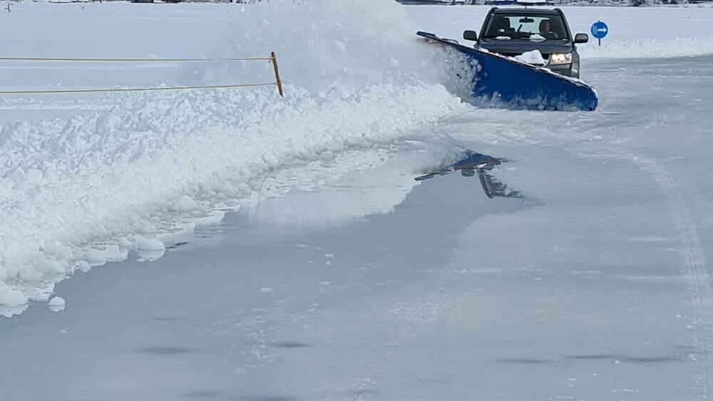 Eismeister Bernhard Jank räumt am Weißensee mit einem speziell angefertigten Schneepflug die Eisfläche 
