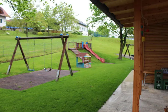 In der neuen Kinderkrippe gibt auch einen großen Garten mit allen Spielmöglichkeiten, ...