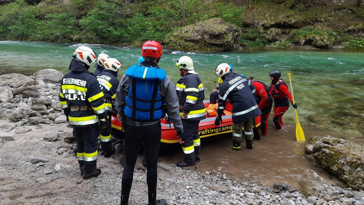 Abtransport per Boot auf der Salza