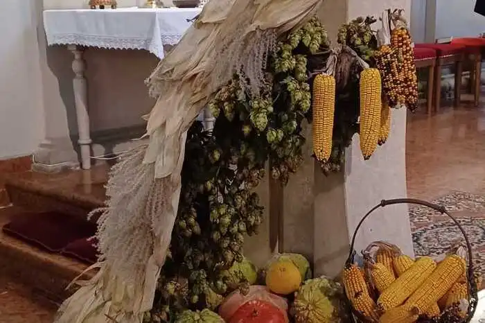 Den Auftakt am Sonntag bildete der Erntedankgottesdienst, bei dem viele herbstliche Kunstwerke, bestehend aus Mais, Äpfeln oder Weintrauben, die Kirche schmückten.