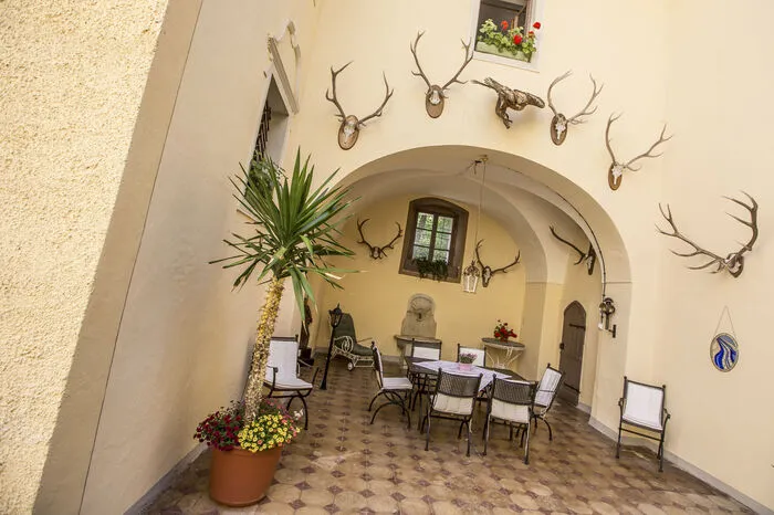 Loggia mit Wandbrunnen im Schlosshof