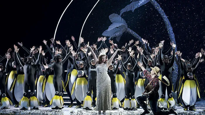 Ester Pavlu und Pinguinchor in "Schwanda"