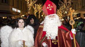 Am Abend des heutigen Krampustages zieht in Kärnten traditionell der Nikolaus mit seinen Gesellen von Haus zu Haus und beschenkt die Kinder. Bei den Umzügen, wie hier in Klagenfurt, ist der Nikolaus meist noch früher unterwegs