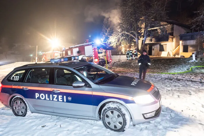 Um 0.40 Uhr ging bei der Feuerwehr Brandalarm ein. Acht Wehren rückten aus, als sie in der Wohnsiedlung in Bad Kreuzen ankamen, schlugen die Flammen bereits aus den Fenstern und griffen auf das oberere Stockwerk über. Ein Nachbar informierte die Einsatzkräfte, dass noch zwei Männer vermisst werden.
