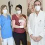 Freydun Ronaghi und Hebamme Bettina Steindorfer gratulierten der glücklichen Mutter Corinna Kürbisch zur Geburt ihres ersten Kindes Leni