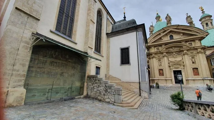 Das Gottesplagenbild - auch Landplagenbild genannt - wurde um 1480 von Grazer Bürgern gestiftet. Damit wollte man der Not, die damals herrschte, Herr werden.