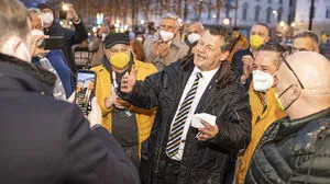 Scheider umringt von Getreuen am Wahlabend