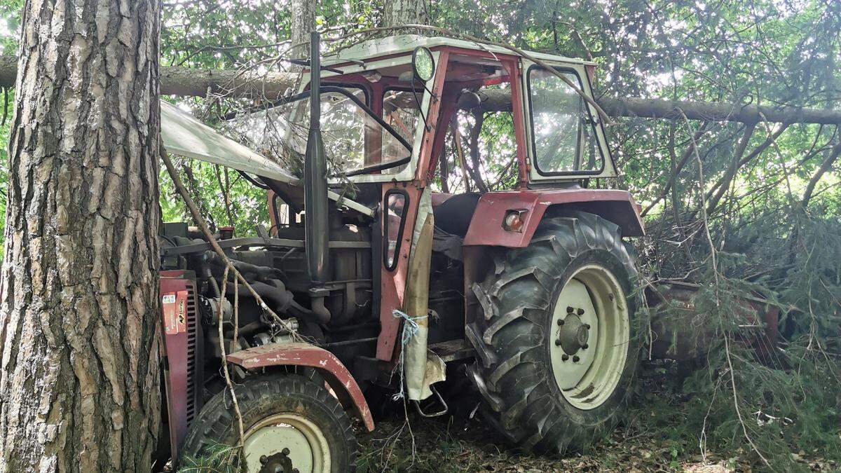 Der Traktor kam in einem nahegelegenen Waldstück zum Stillstand