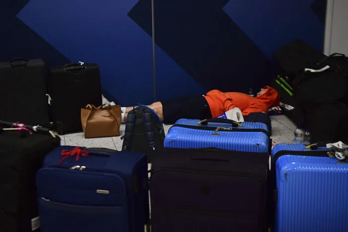 "Das ist eine präzise geplante Aktivität, die darauf ausgelegt wurde, den Flughafen lahmzulegen und maximale Behinderungen in der Vorweihnachtszeit zu bringen", teilte Gatwick-Geschäftsführer Stewart Wingate mit. Am Donnerstag waren 115.000 Reisende betroffen.