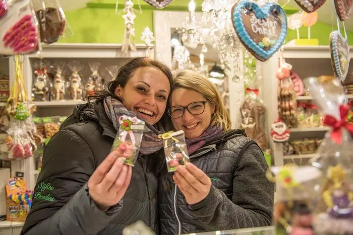 Schwein muss man haben - vor allem im Neuen Jahr. Andrea und Natascha versorgten die Grazer mit Glücksbringern
