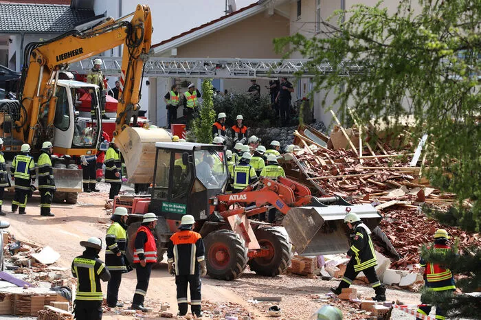 Bilder von vor Ort zeigten nur noch einen Trümmerhaufen, wo zuvor das Haus gestanden haben soll. Betroffen von der Explosion ist mindestens ein weiteres Haus. Trümmer lagen verstreut auf der Straße. Zahlreiche Helfer von Feuerwehr und Bayerischem Roten Kreuz waren an Ort und Stelle.
