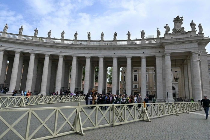 Gläubige und Pilger versammeln sich nach dem Tod von Papst Franziskus am 21. April 2025 im Vatikan auf dem Petersplatz.