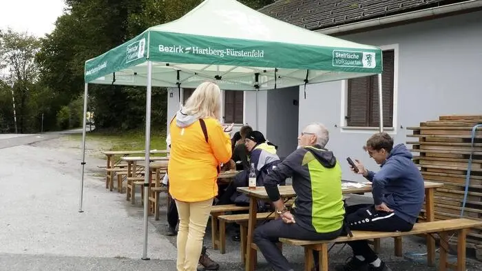 An den Labestationen der rund neun Kilometer langen Wanderroute freuten sich mehr als 200 Wanderer auf die kulinarische Stärkung und einige Takte Musik.