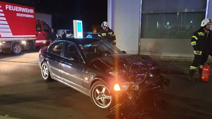 Ein Pkw-Lenker war mit seinem Wagen gegen eine Hausmauer gekracht.