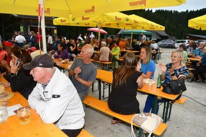 Bei Musik, Gesang und regionaler Kulinarik wird geselliges Beisammensein großgeschrieben.
