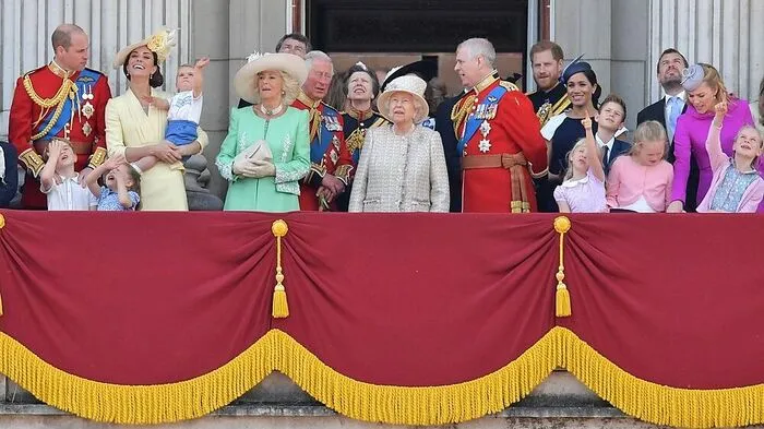 Familienfoto: reichtlich Verwandtschaft als Polster zwischen William & Kate (links mit den Kindern) und Harry & Meghan (rechts)