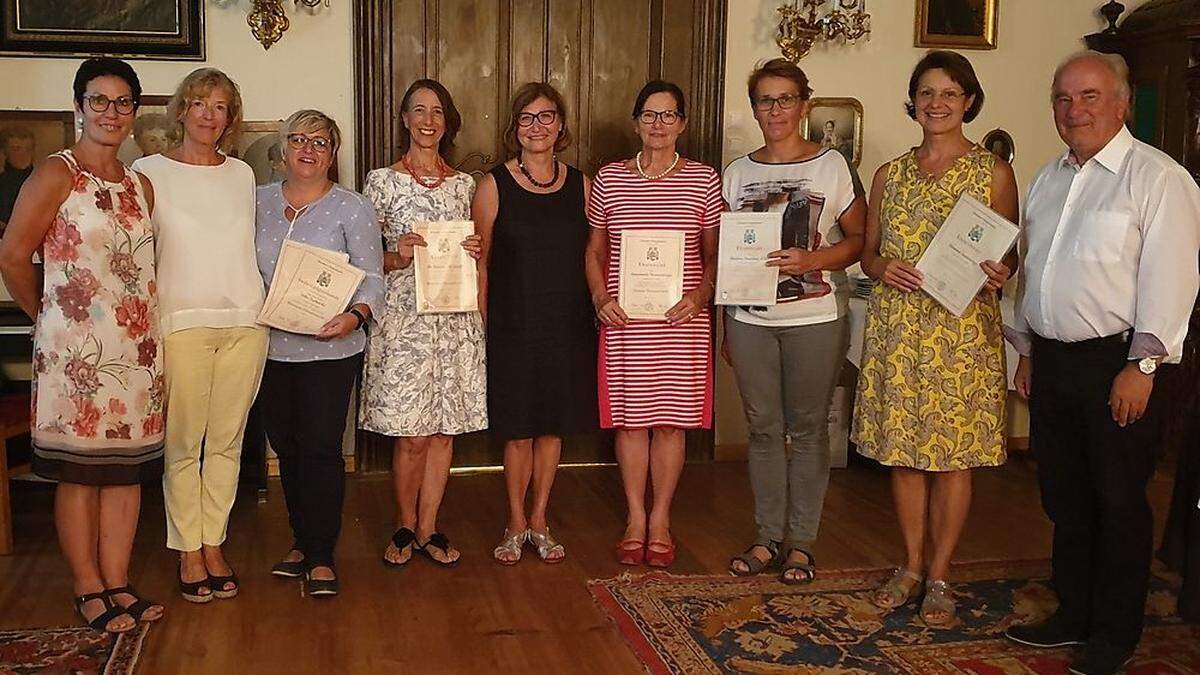 Obfrau Elisabeth Ouschan, Rosalia Rapatz-Karner (von links), weitere geehrte Sängerinnen und Hans Kräuter