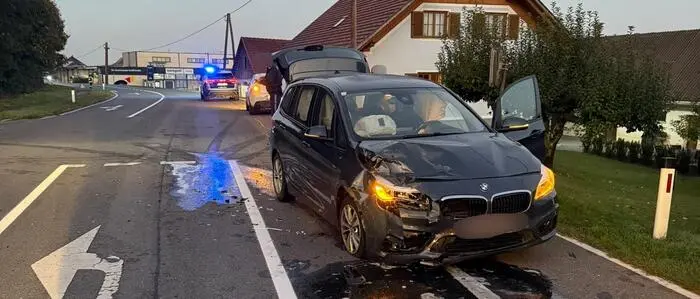 Die 53-jährige Lenkerin des Pkw wurde unbestimmten Grades verletzt