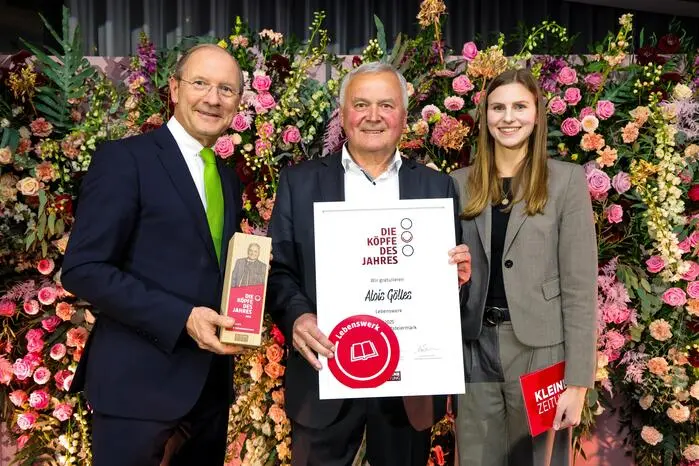 Sonderpreis Lebenswerk: Gewinner Alois Gölles (mitte) mit Lokalredakteurin Julia Schuster und Sponsorenvertreter Urs Harnik-Lauris (Energie Steiermark)