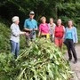 Freiwillige haben die Böschung am Wasserrain von unerwünschten Neophyten befreit
