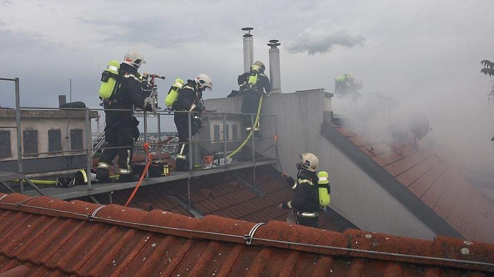 Die Feuerwehr versuchte den Großbrand einzudämmen