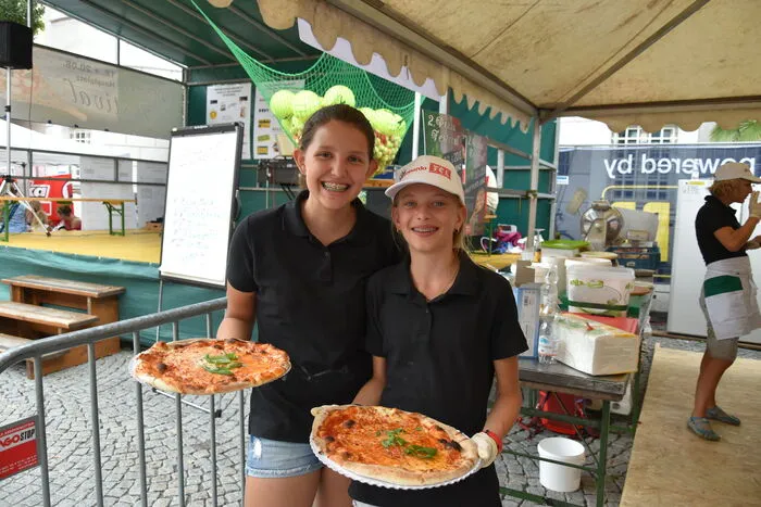 Valentina und Franziska vom Tennisclub helfen fleißig mit