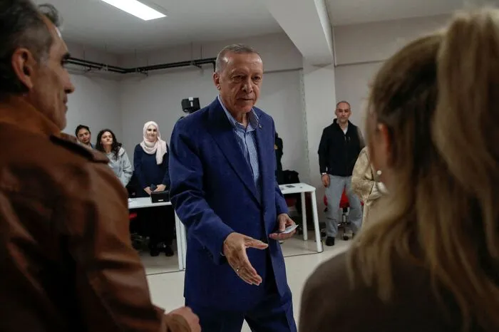 Erdogan sagte bei seiner Stimmabgabe in Istanbul, dass es sich um die erste Stichwahl in der Geschichte der Türkei handle. Er lobte die hohe Wahlbeteiligung in der ersten Runde am 14. Mai und sagte, er rechne erneut mit einer hohen Teilnahme.