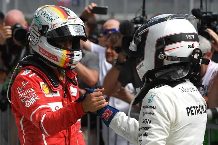 Aller guten Dinge sind vier: Auch 2017 siegte Mercedes - dieses Mal durfte Valtteri Bottas (hier mit Sebastian Vettel) jubeln