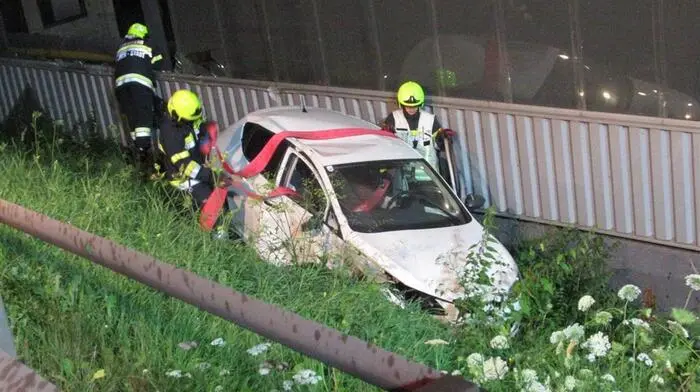 Als die Einsatzkräfte am Unfallort eintrafen, war die Person bereits aus dem Auto befreit. 