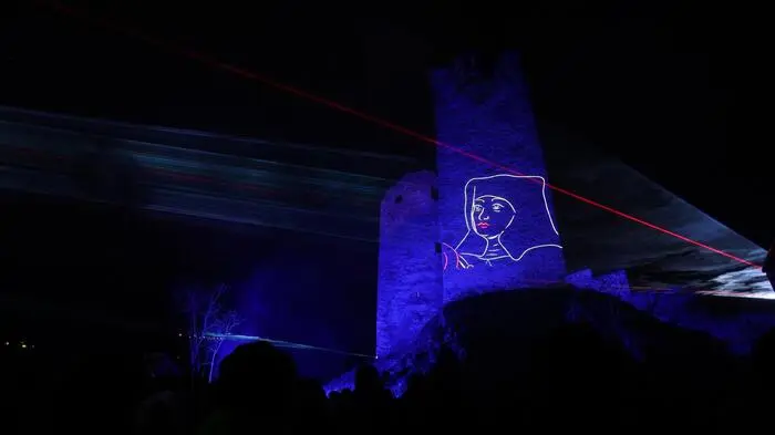 In den unterschiedlichsten Farbtönen erstrahlte der Turm
