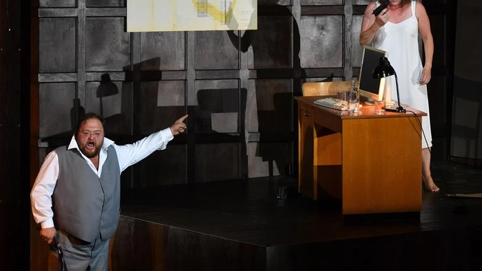 Lady Macbeth erzählt von der jungen und schönen Katerina (Nina Stemme), die mit dem Kaufmann Sinowai (Maxim Paster) verheiratet ist.