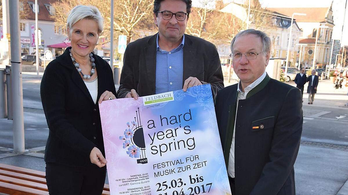 Andrea Meyer, Leiterin des Kulturbüros, Kulturreferent Michael Mehsner und Bürgermeister Josef Ober präsentieren die druckfrischen Festival-Plakate