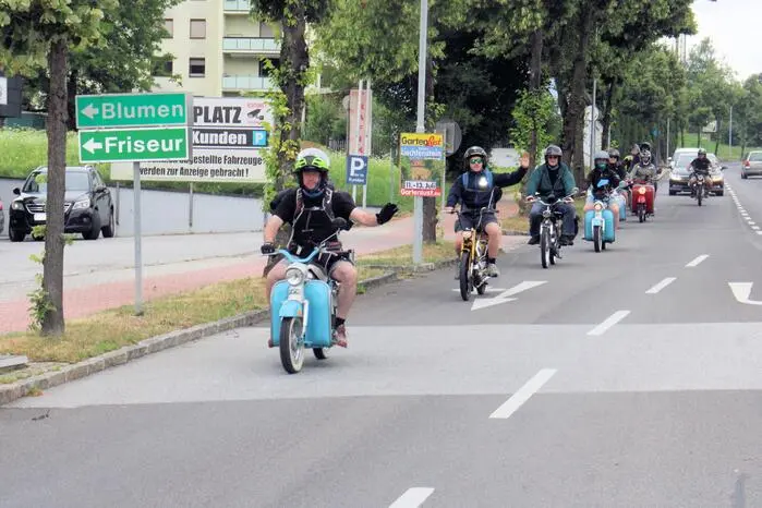 Pünktlich um 9 Uhr starteten die Mopedfreunde Richtung Krajnska Gora, Venedig, Maranello, Florenz und Rom. 