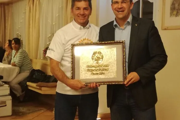 Empfangen wurde das Team um Wady Vador (links) vom Rotary Club Deutschlandsberg mit Präsident Martin Plaschg.