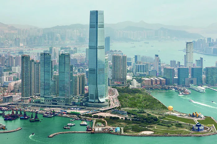 Auf die Aussicht Anstoßen. Die höchstgelegene Bar der Welt findet sich auf der 116. Etage des Luxushotels The Ritz-Carlton in einem 490 Meter hohen Wolkenkratzer, wo zu den Cocktails atemberaubende Aussicht serviert wird.
