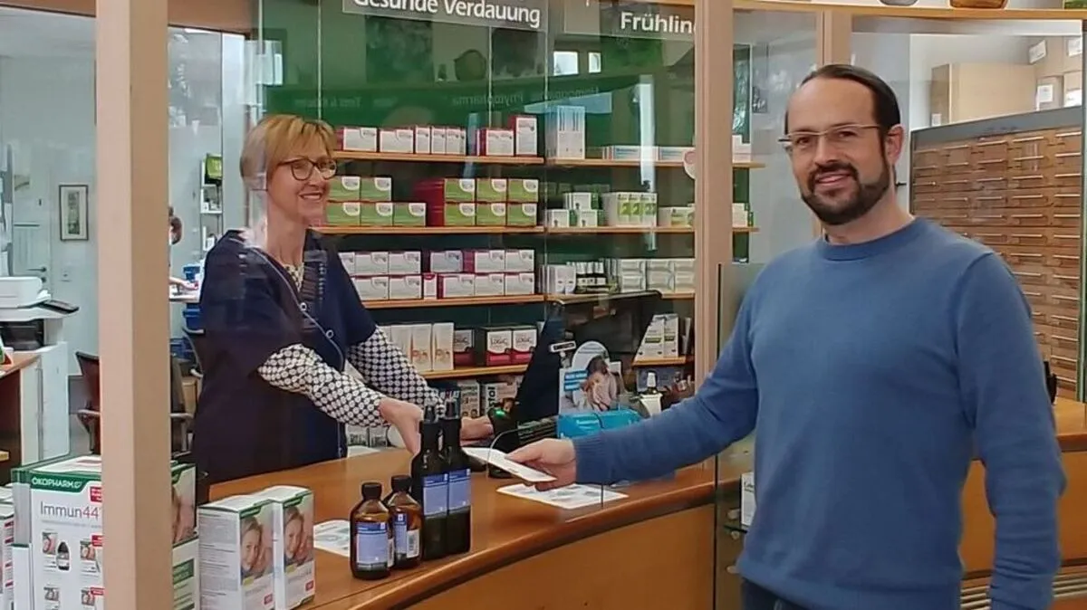 Martin Ribul mit seiner Mitarbeiterin Sabine Pammer und der Plexiglaswand